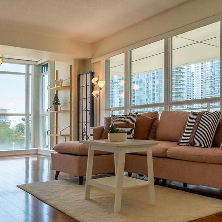 Large 2 Bedrooms Besides Cn Tower Toronto Exterior foto