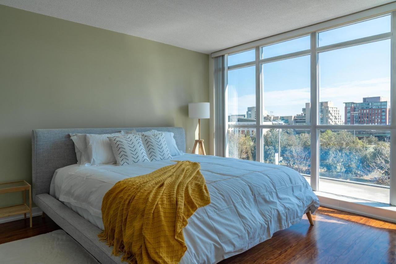 Large 2 Bedrooms Besides Cn Tower Toronto Exterior foto