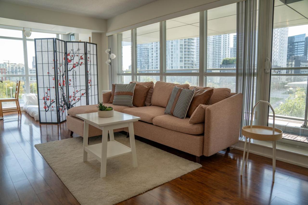 Large 2 Bedrooms Besides Cn Tower Toronto Exterior foto