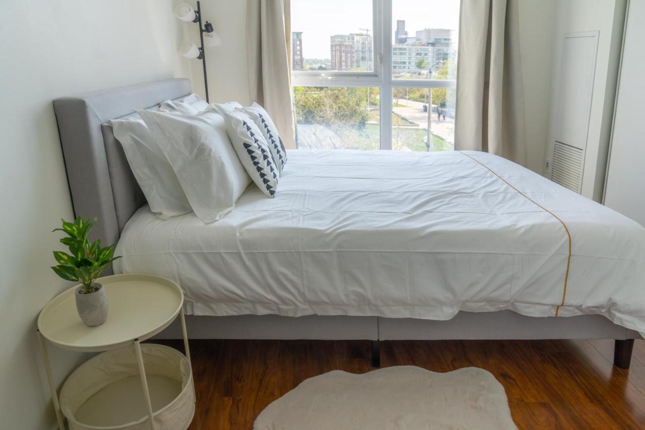 Large 2 Bedrooms Besides Cn Tower Toronto Exterior foto