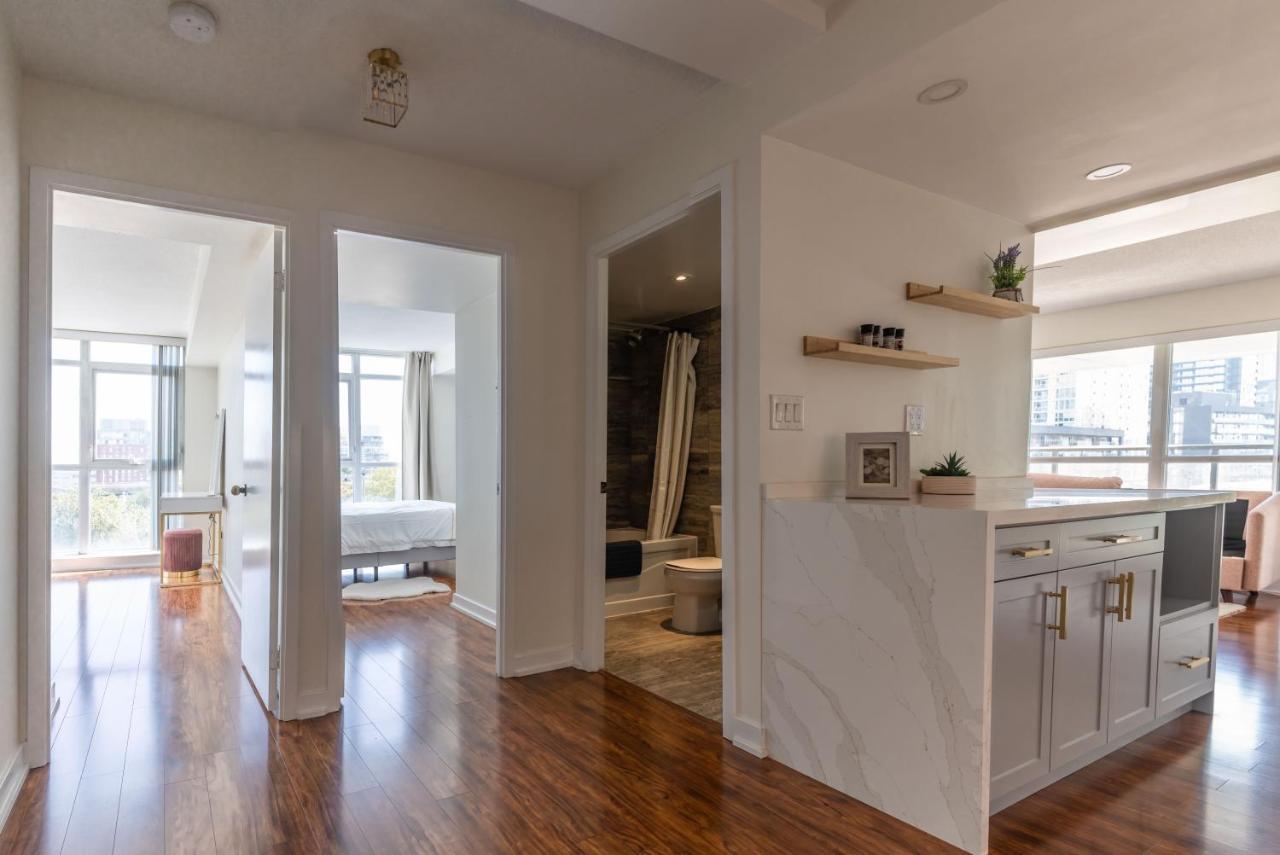 Large 2 Bedrooms Besides Cn Tower Toronto Exterior foto