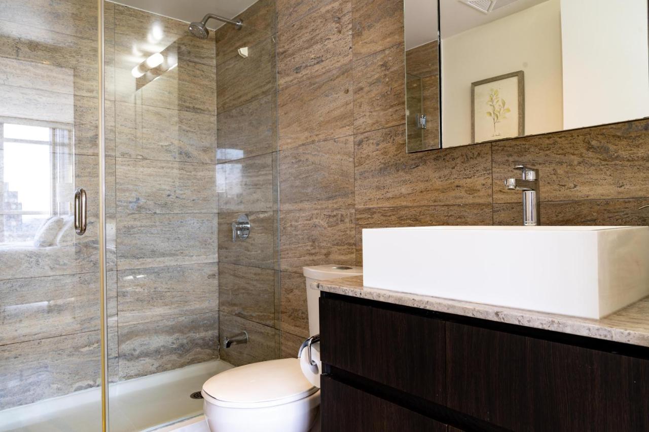 Large 2 Bedrooms Besides Cn Tower Toronto Exterior foto