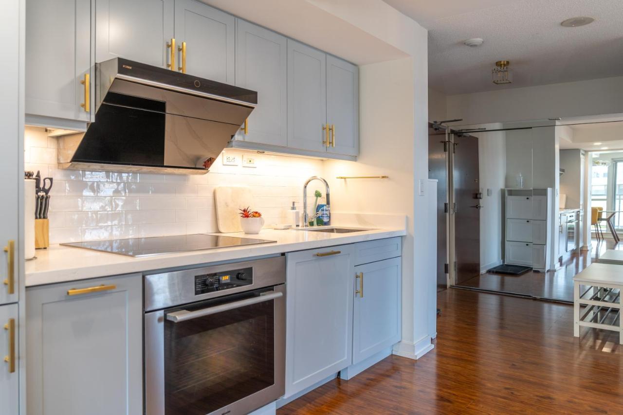Large 2 Bedrooms Besides Cn Tower Toronto Exterior foto