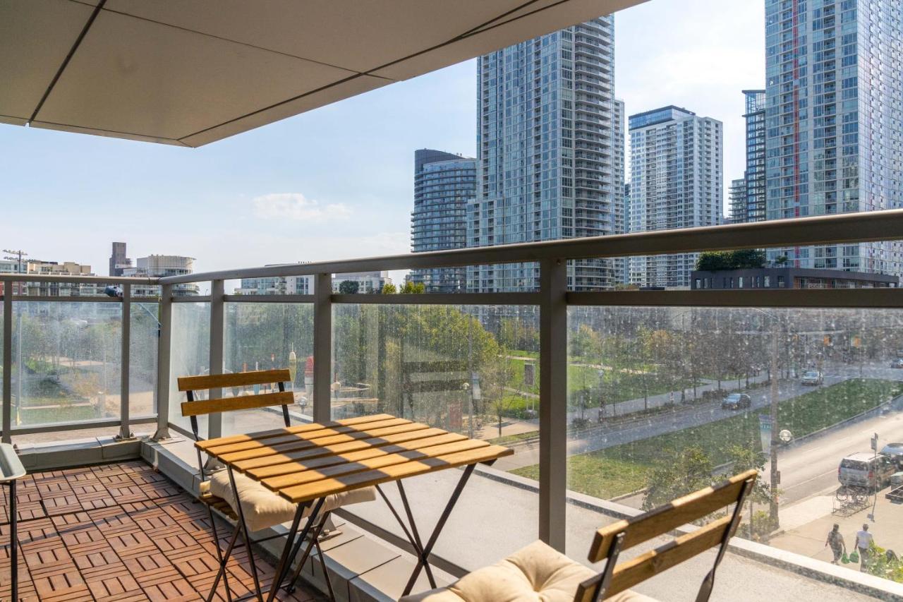 Large 2 Bedrooms Besides Cn Tower Toronto Exterior foto